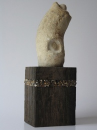 Maasmonument (steen op houten voet hoogte ca 32 cm)